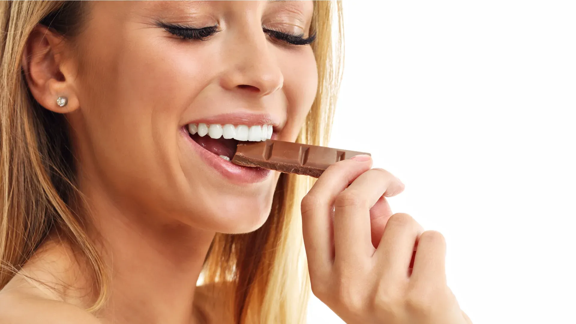 mulher caucasiana comendo chocolate