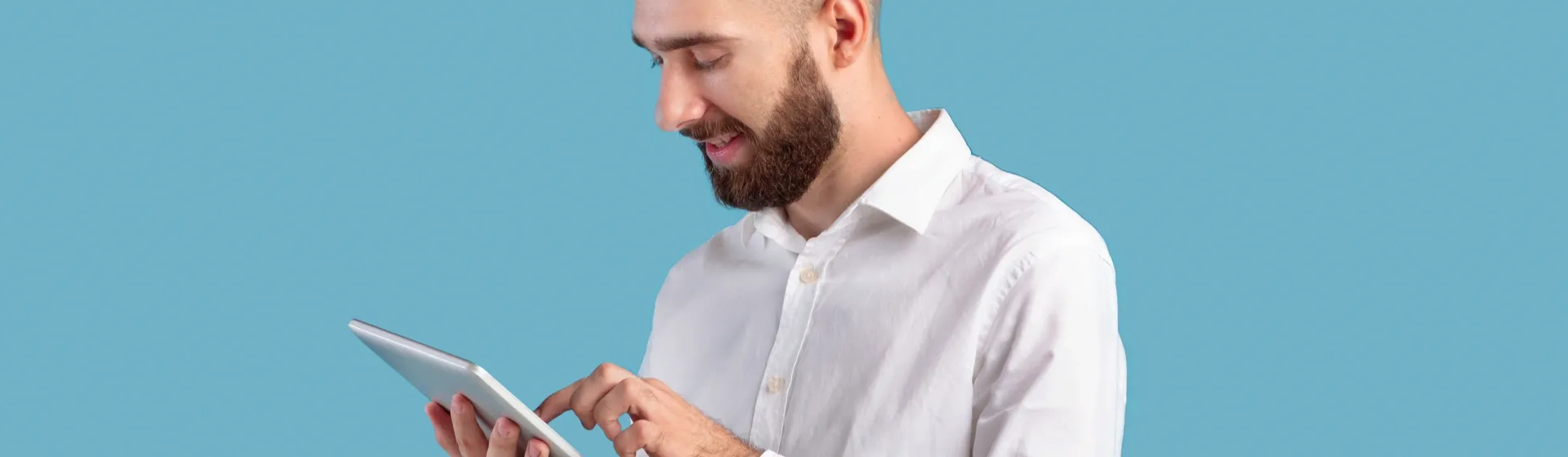 Homem usando tablet em fundo azul