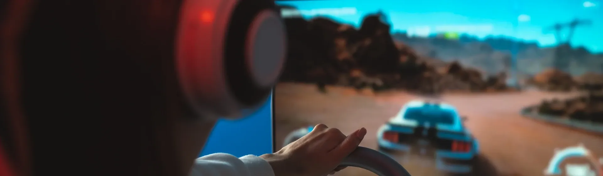 Mulher jogando jogo de corrida com um volante para PC