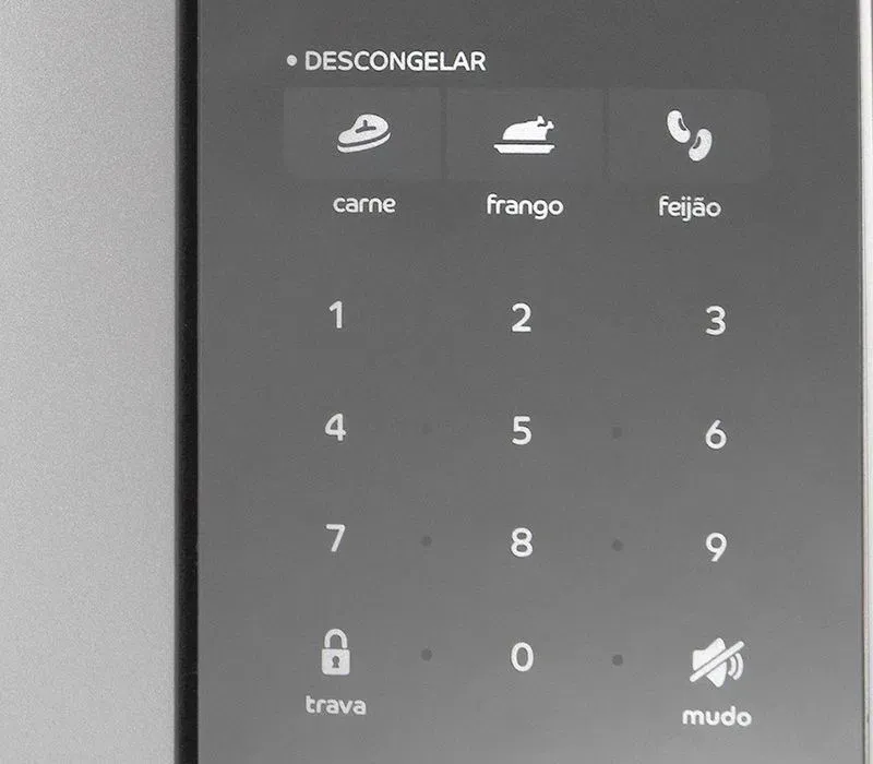 Detalhe do teclado numérico de um micro-ondas inox com teclas brancas