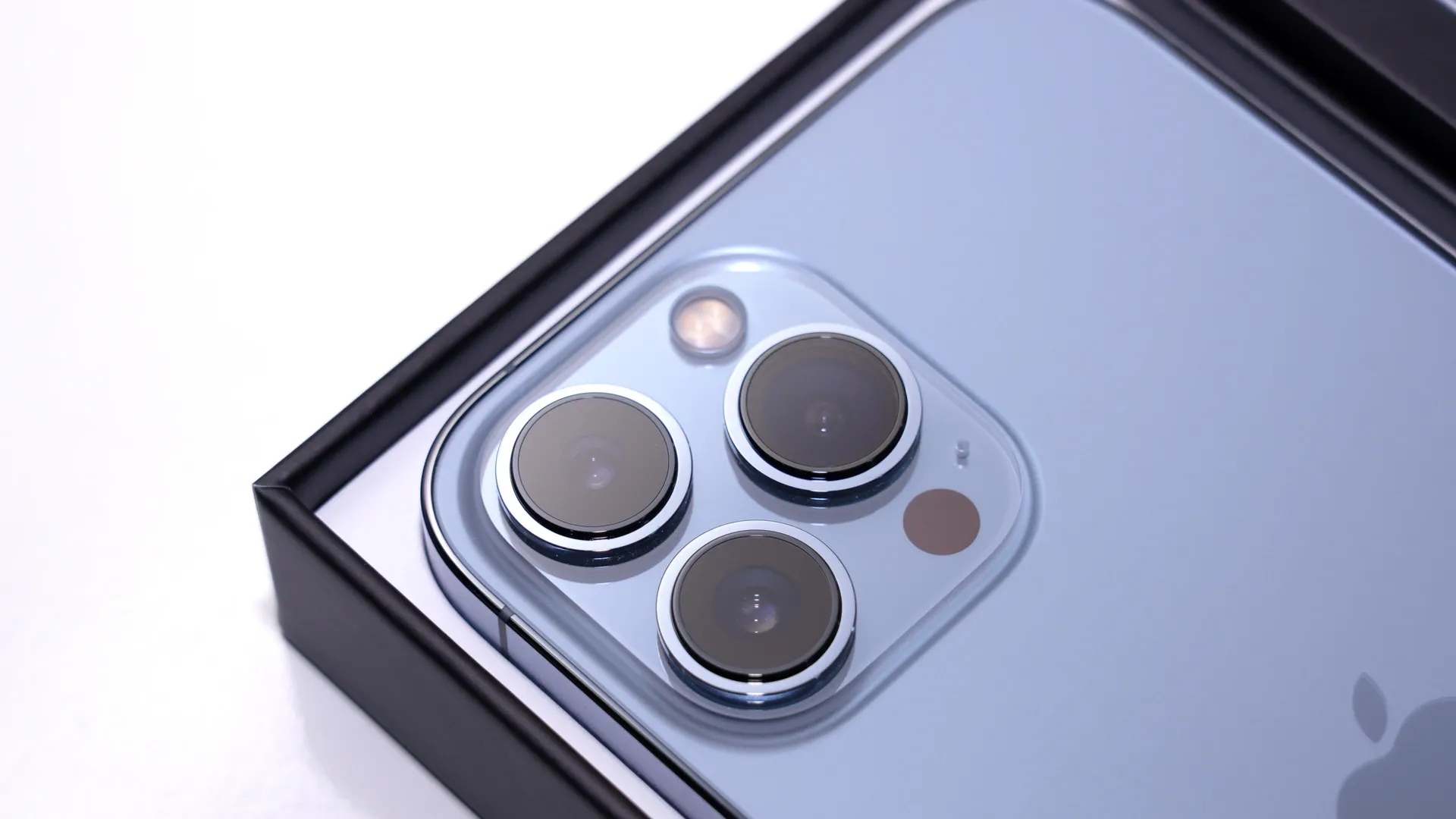 Foto das câmeras do iPhone 13 Pro Max, o celular com melhor câmera da Apple.