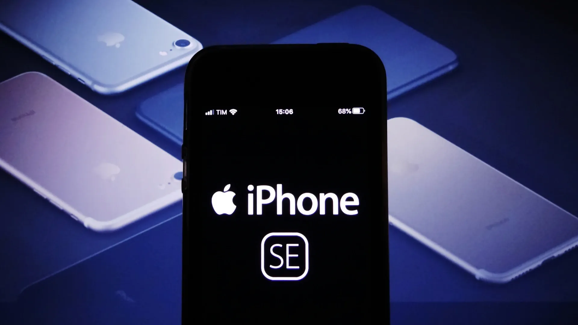 foto do iPhone SE na frente de outros celulares Apple