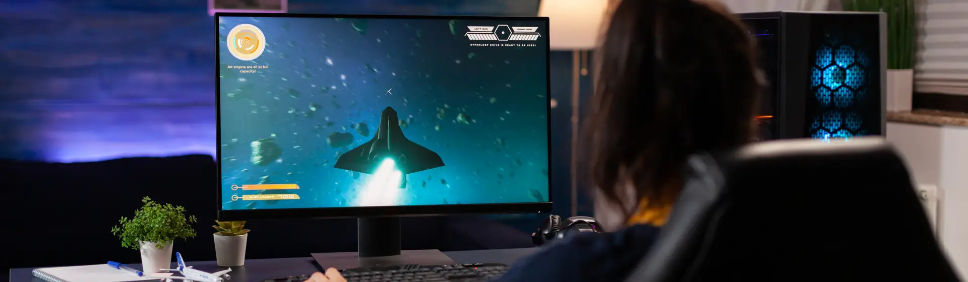 Mulher jogando em monitor 240Hz