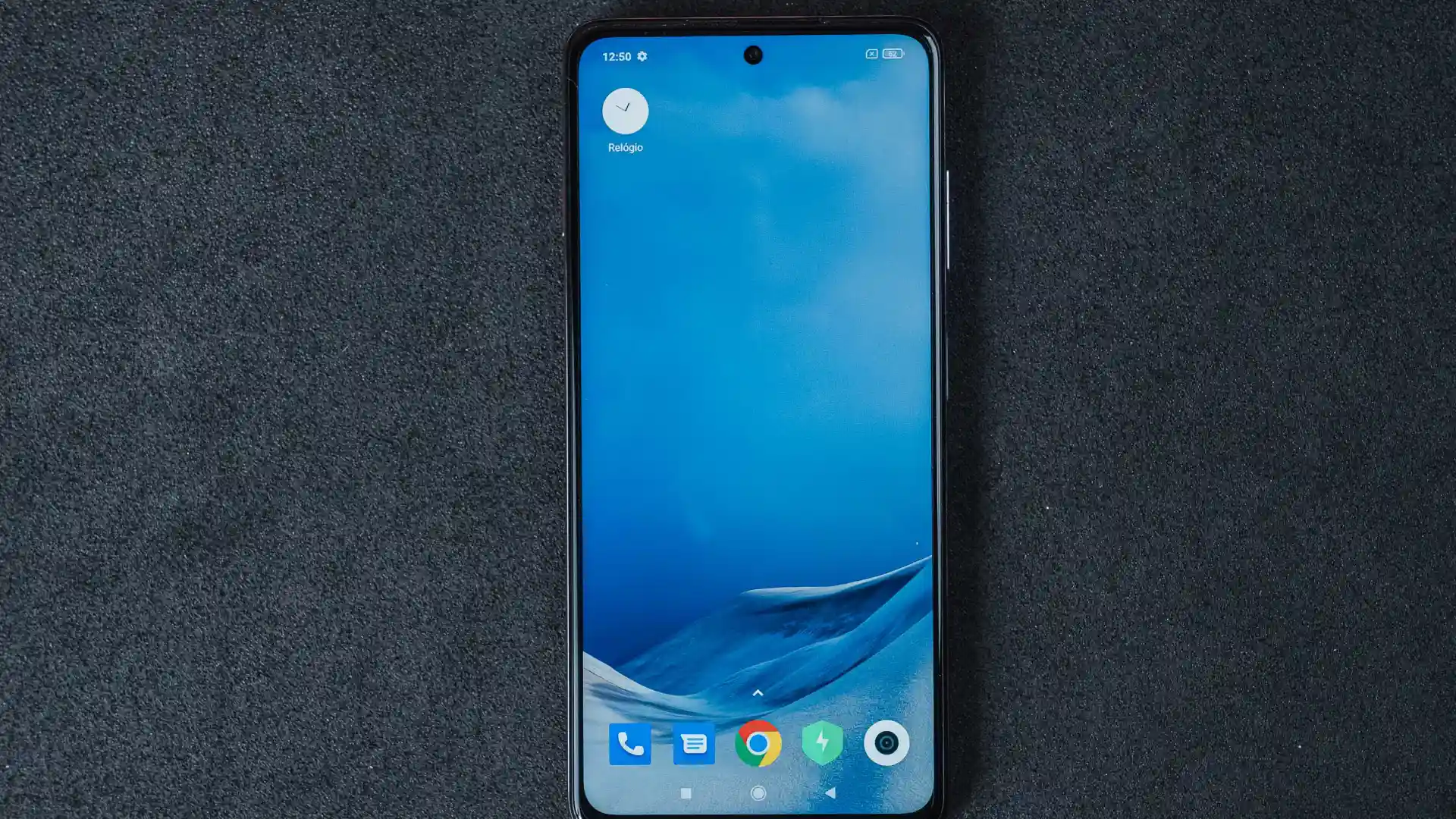 Parte frontal do Poco X3 Pro com a tela acesa em fundo cinza