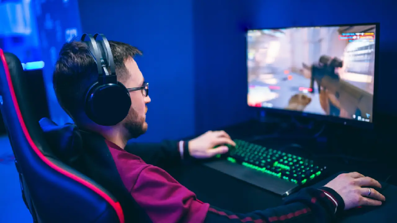 Homem jogando em monitor 240Hz