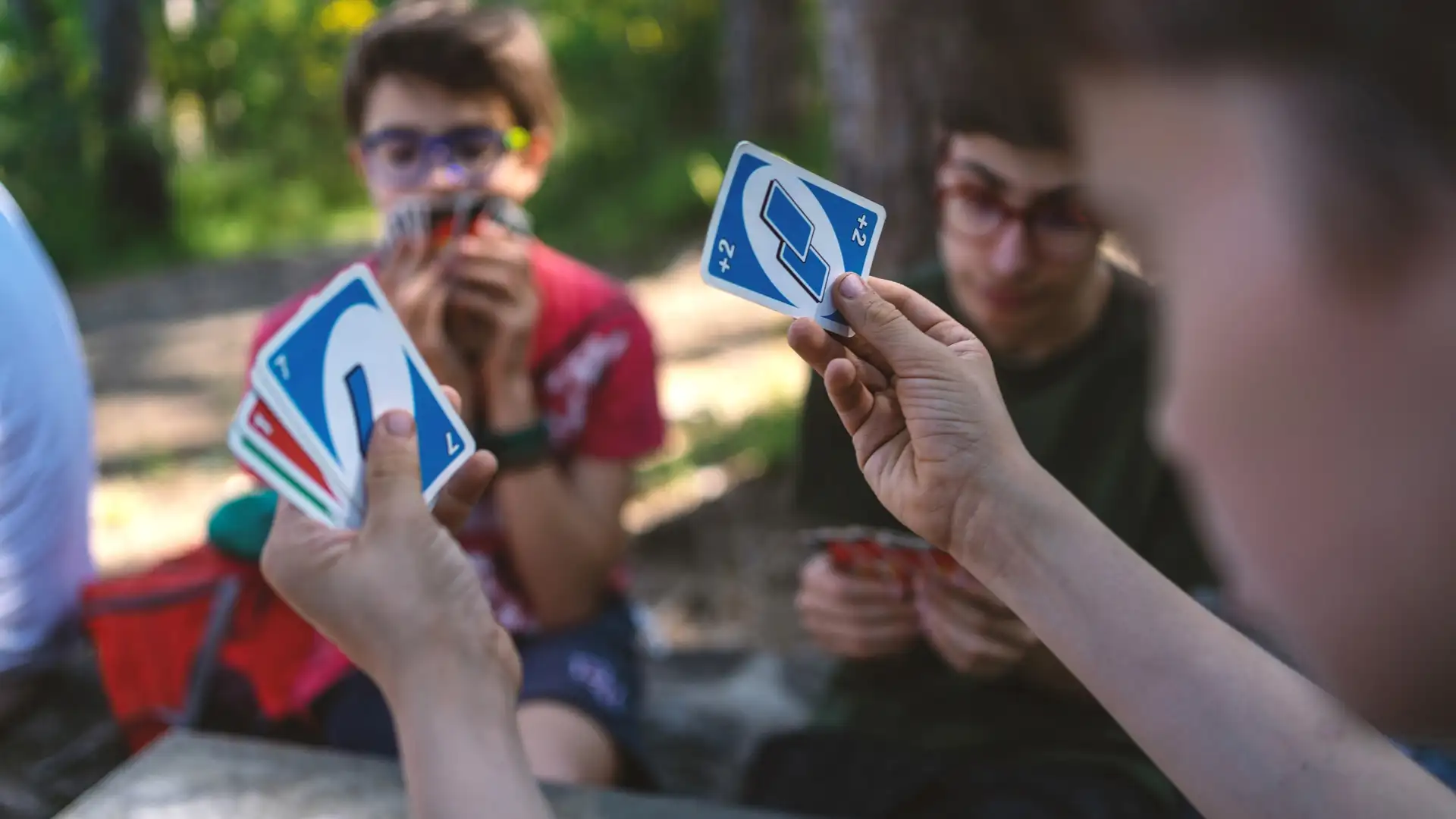 Opinião Traseira O Homem Que Joga O Jogo De Cartas Com Amigos Foto