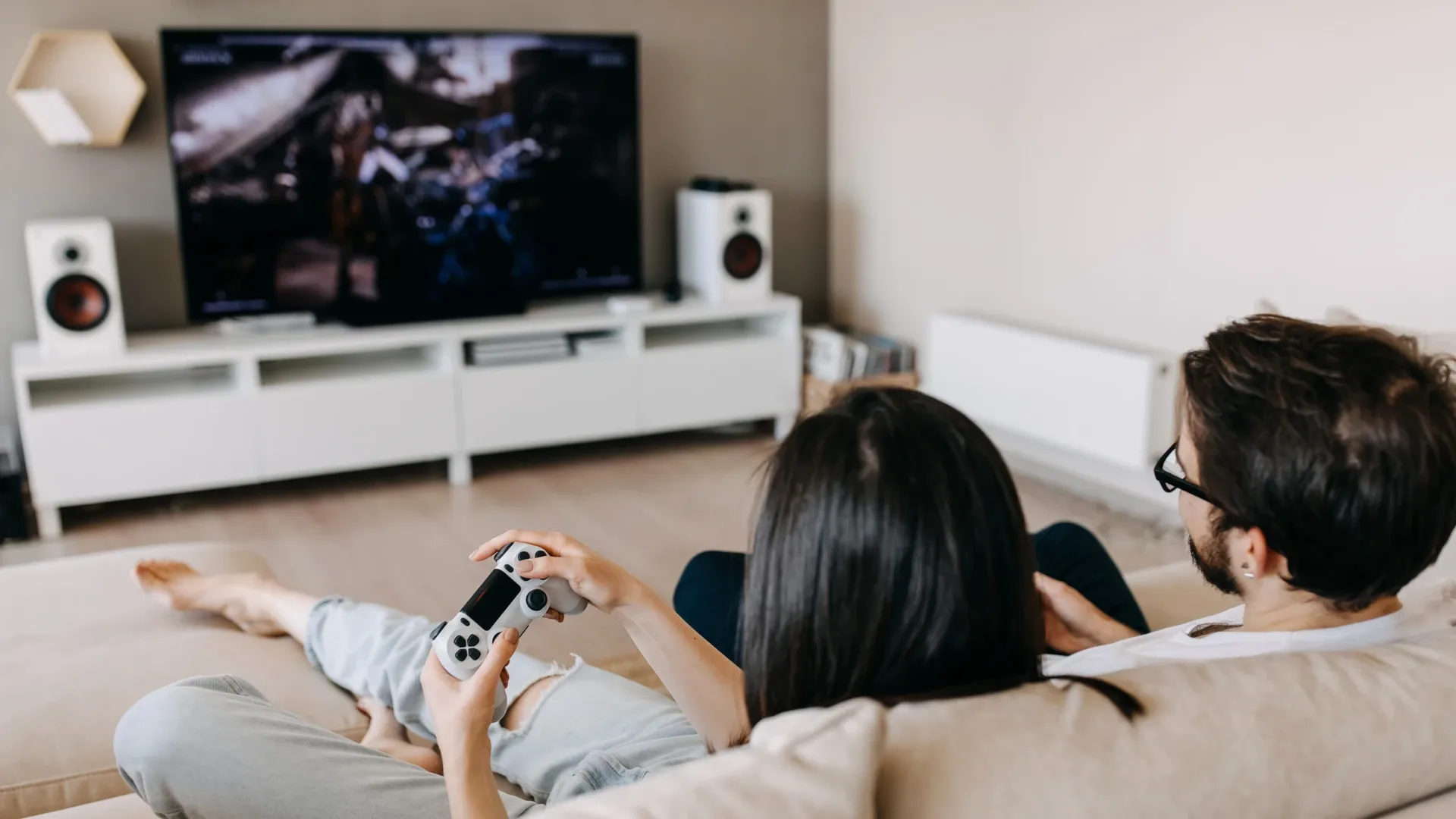 casal joga videogame junto em sua TV Gamer