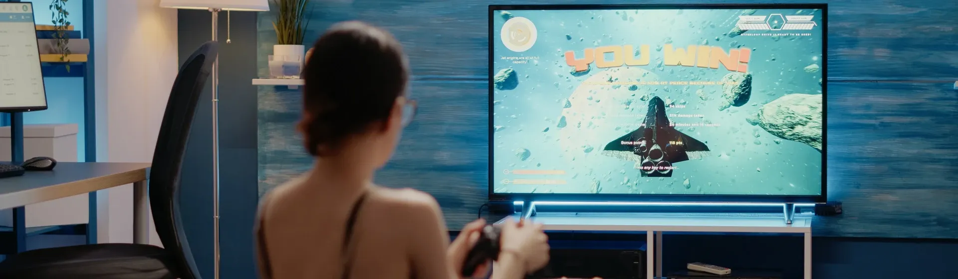 Mulher branca em uma sala de estar jogando videogame em uma TV gamer