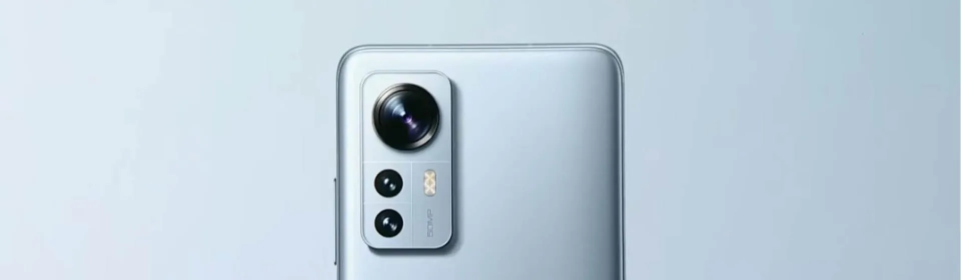 Xiaomi 12 em cor cinza com fundo cinza com destaque para as câmeras traseiras e parte superior