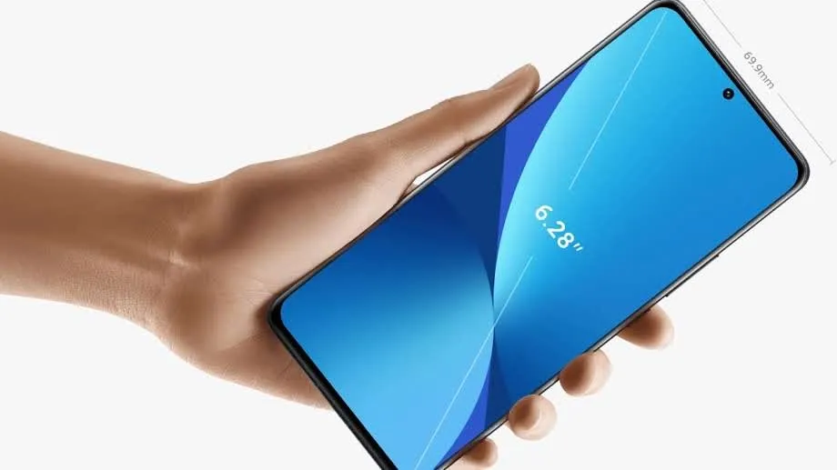 Xiaomi 12X na mão de mulher com foco em tamanho