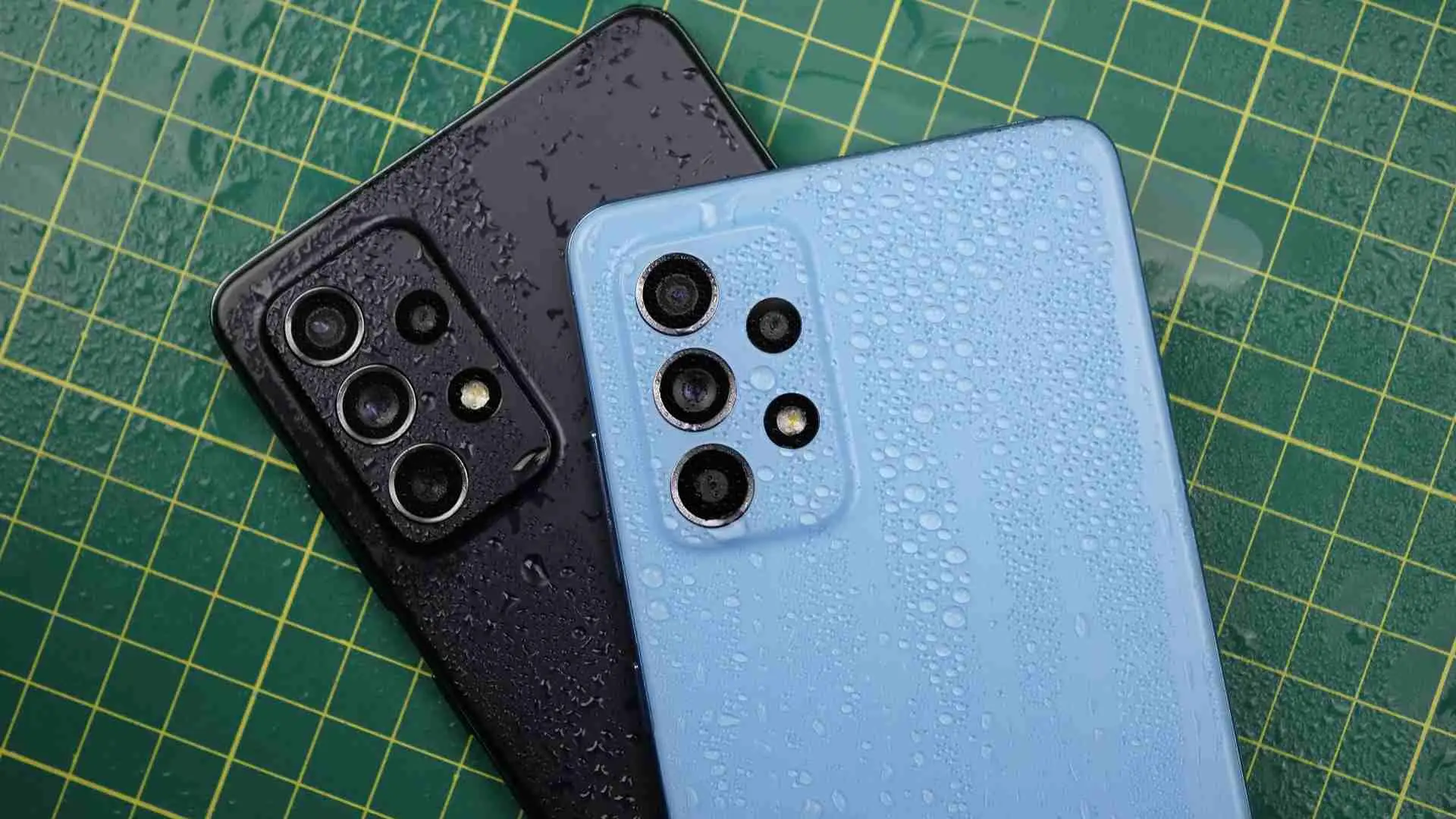 Traseiras dos celulares A52 e A72 molhados sobre azulejos verdes