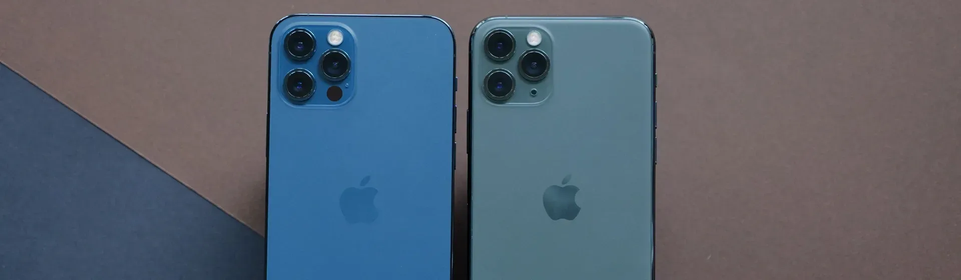 Dois modelos de celular 64GB iPhone 12 sobre mesa de madeira