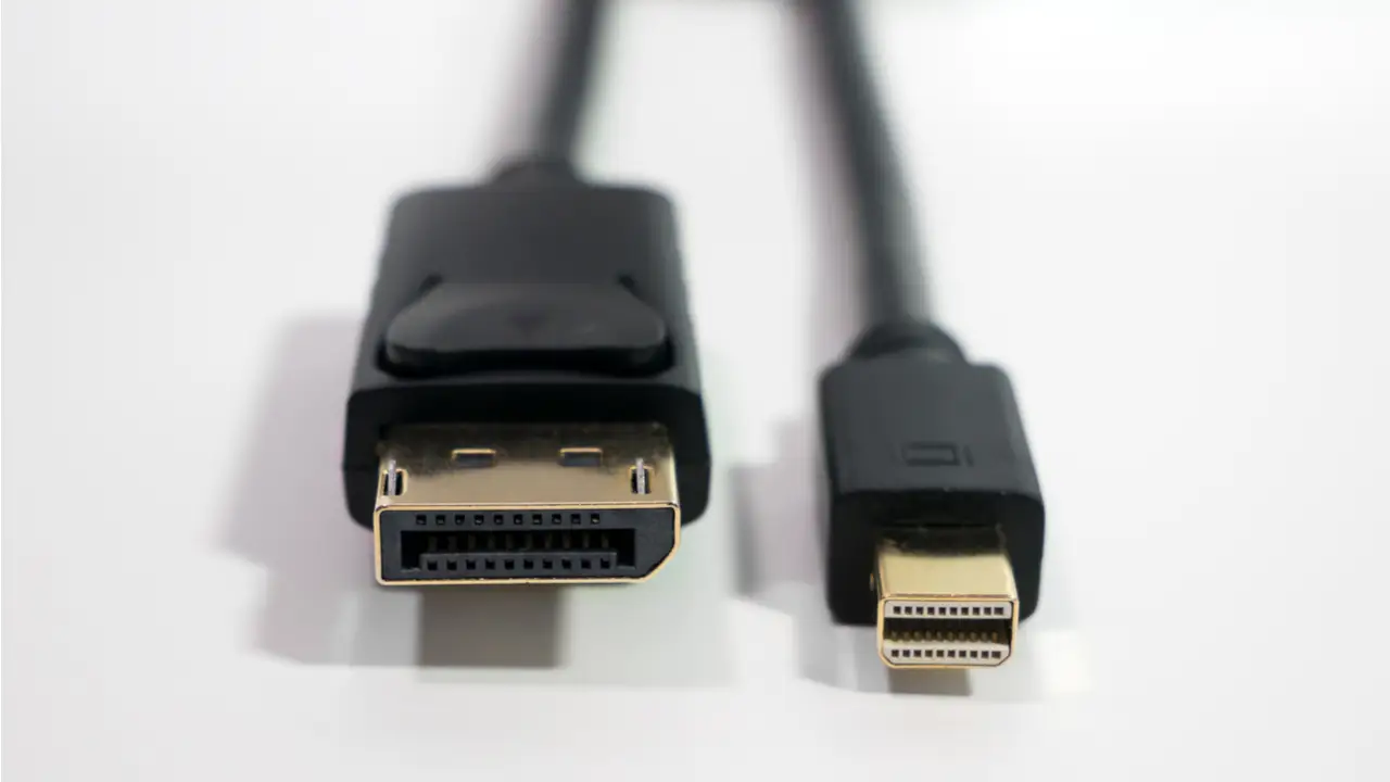 Imagem que mostra um cabo DisplayPort ao lado de um mini DisplayPort
