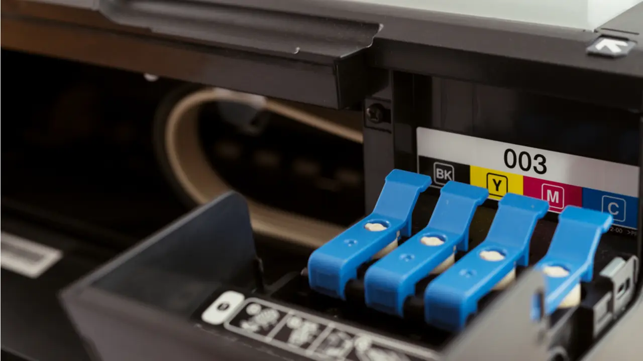 Cartucho de impressora em destaque antes de ser trocado