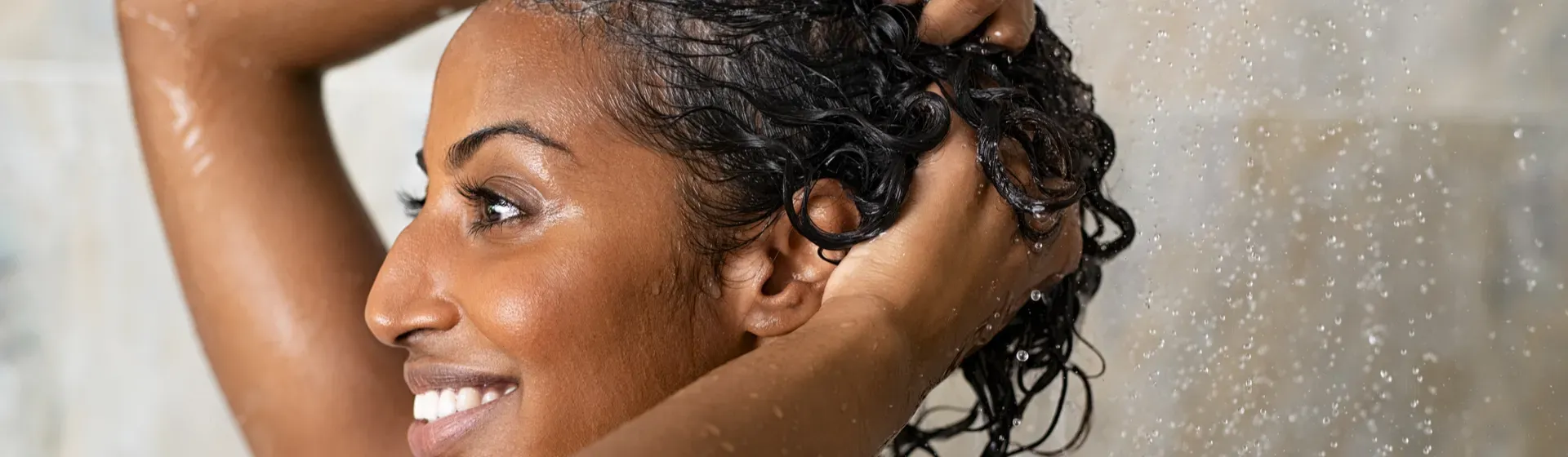 Capa do post: Shampoo esfoliante: 6 melhores opções para couro cabeludo e fios