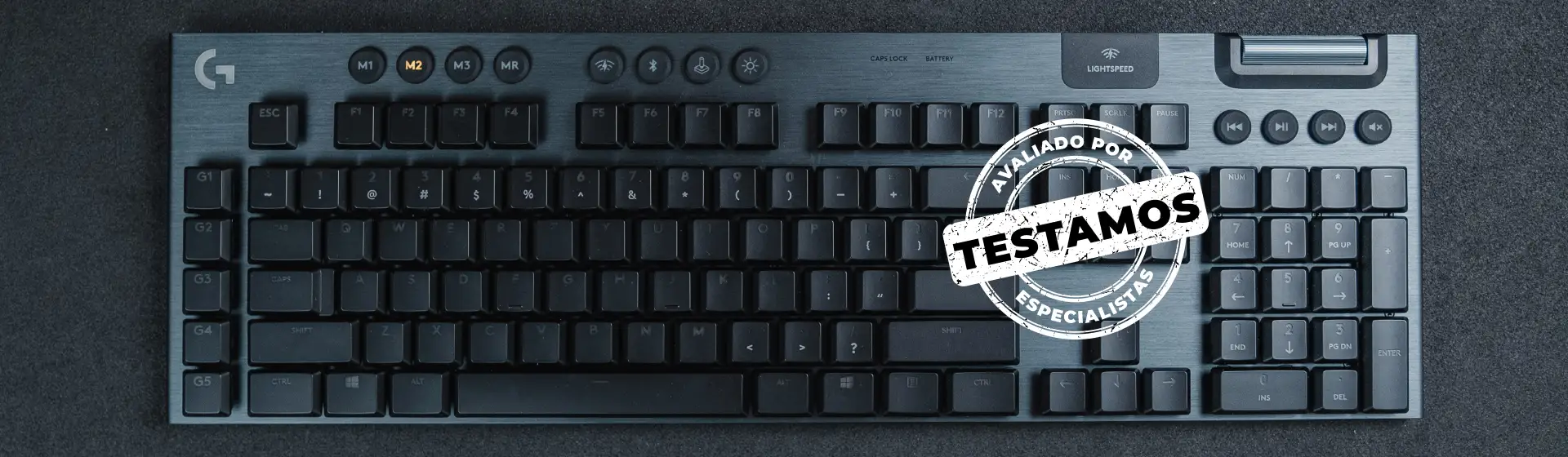 Um teclado preto com o número 1 nele