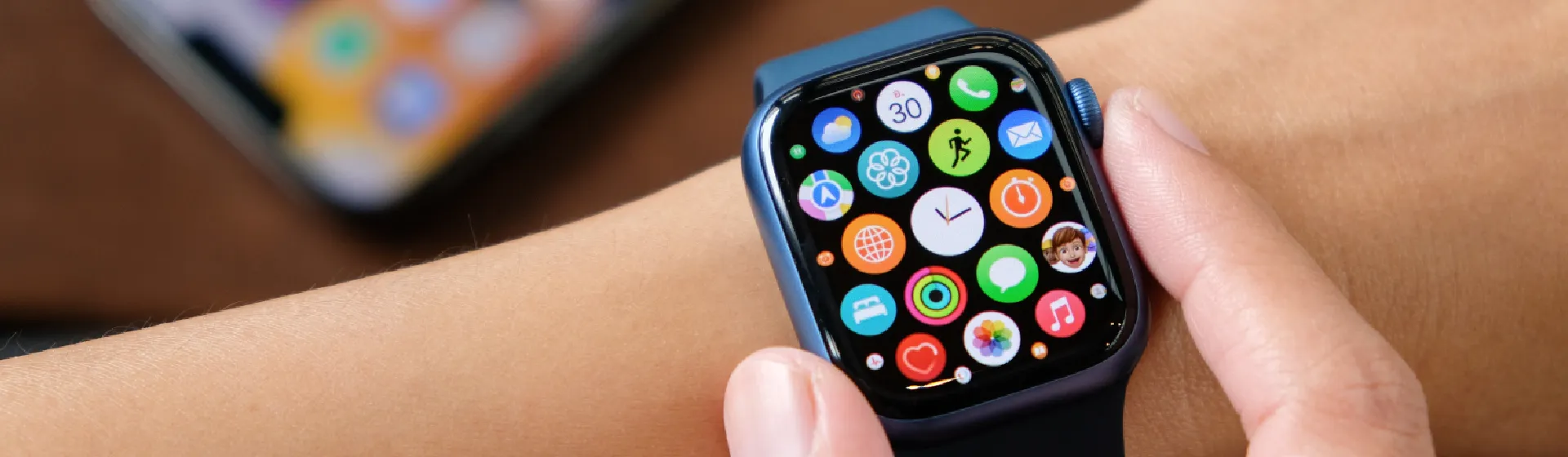 apple watch series 7 azul com display ligado no menu principal