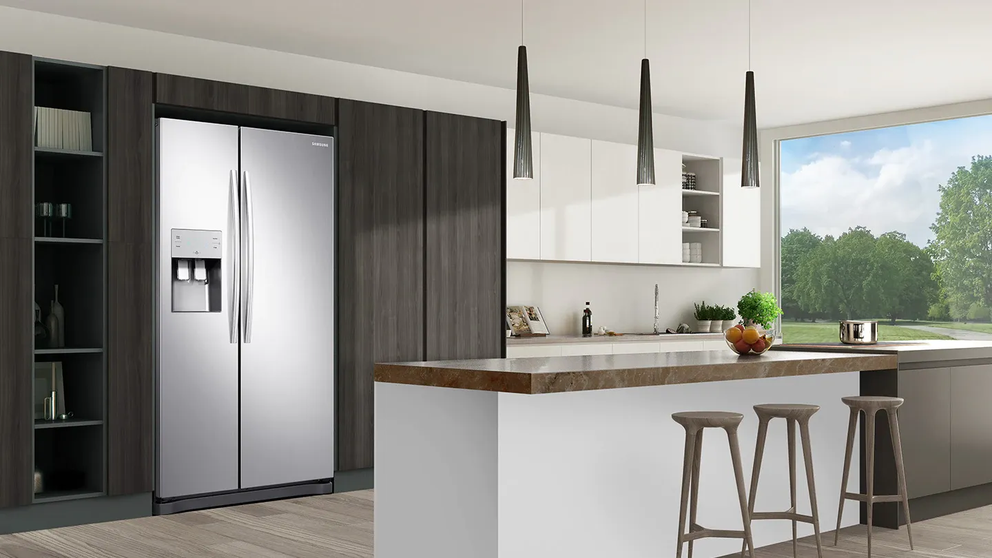 Cozinha planejada com armários de madeira escura e uma geladeira prata de duas portas