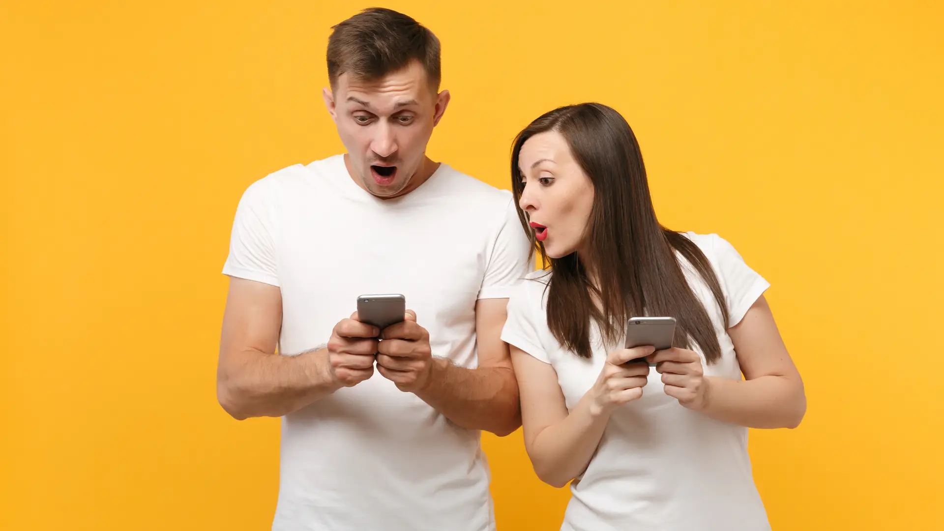  Casal supreso olhando o celular