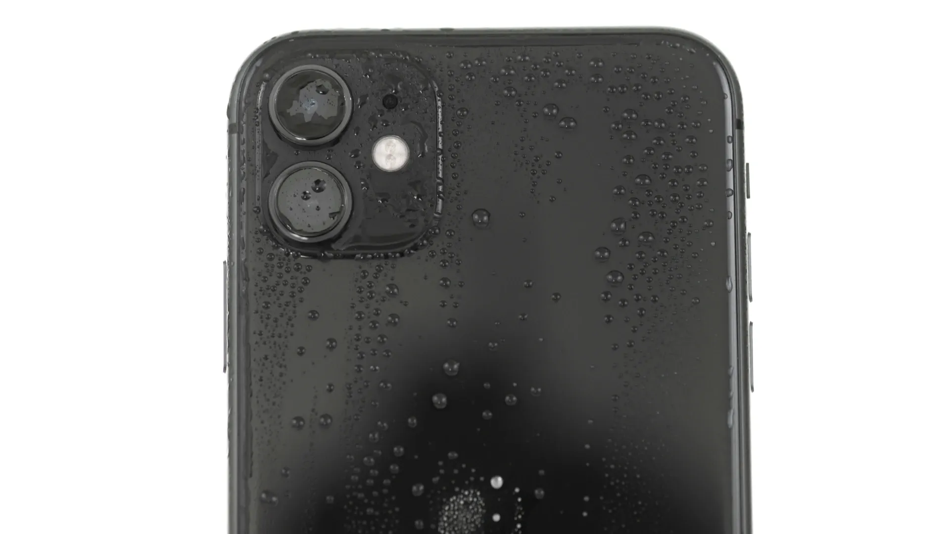Celular do modelo iPhone molhado na parte traseira