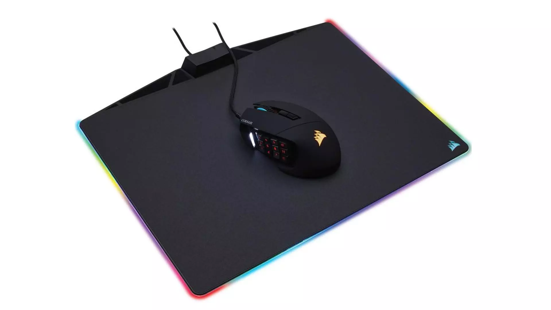 Mousepad Corsair é uma das ideias para quarto gamer pequeno