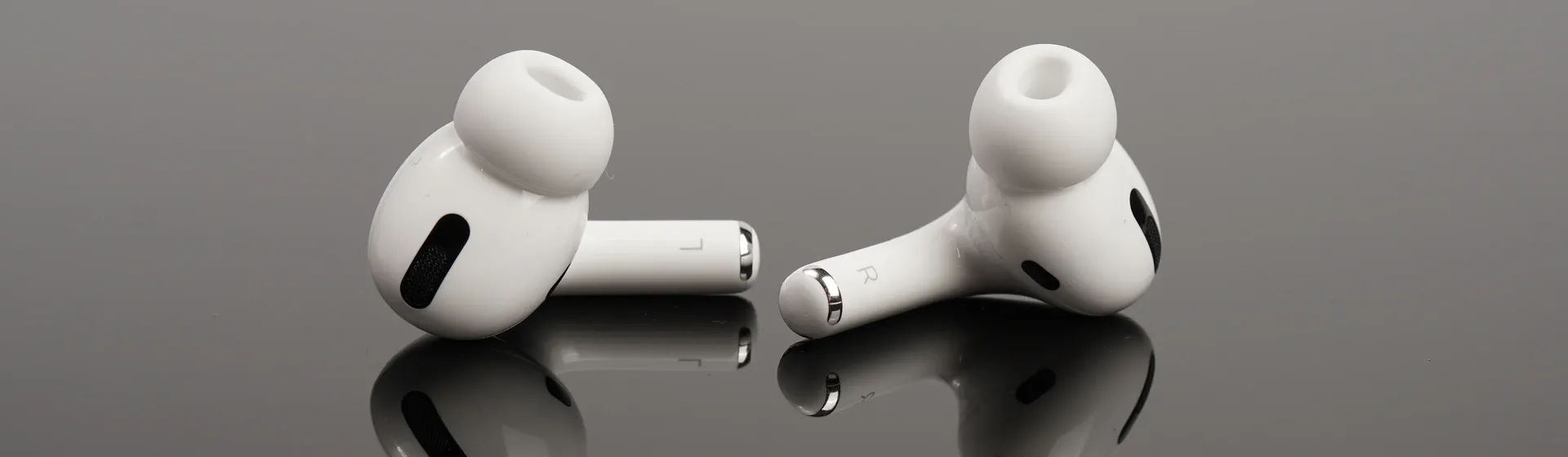 Fone intra-auricular da Apple, o AirPods Pro, em fundo cinza
