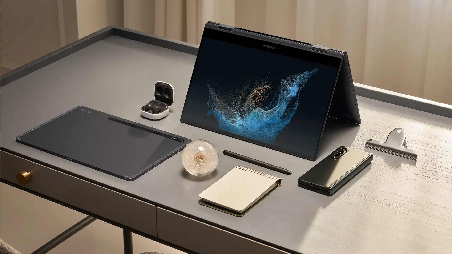 Notebook Galaxy Book Pro 360 2 em cima de mesa de madeira com outros produtos Galaxy