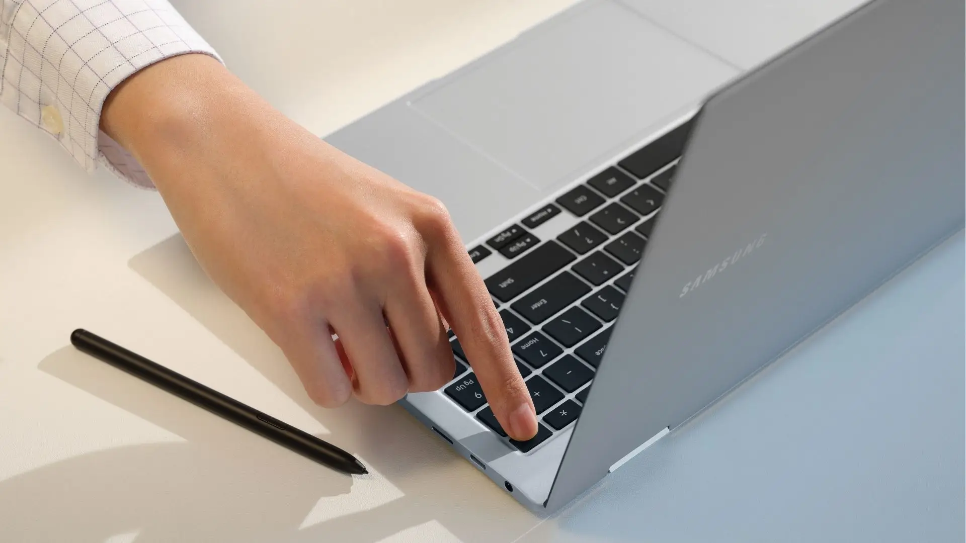 Mulher apertando botão de Samsung Galaxy Book Pro 360 2