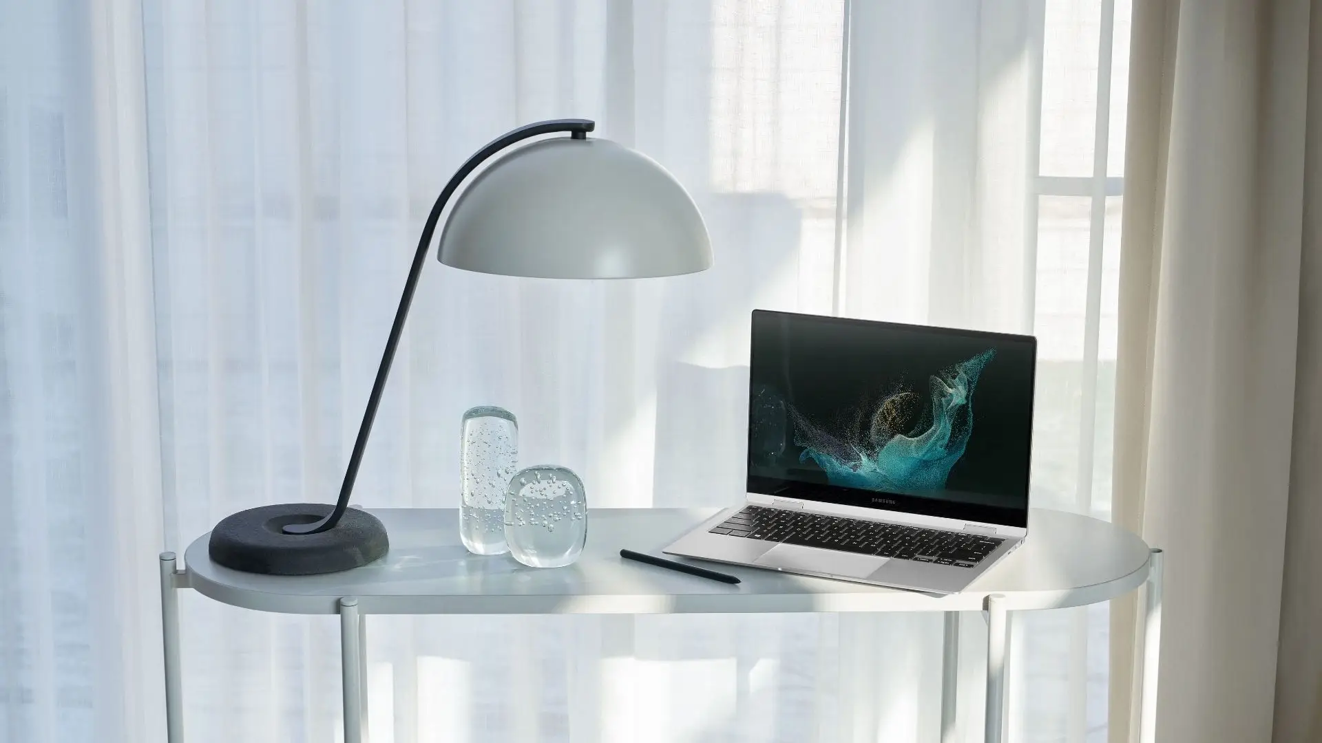 Galaxy Book Pro 360 2 em cima de mesa de escritório