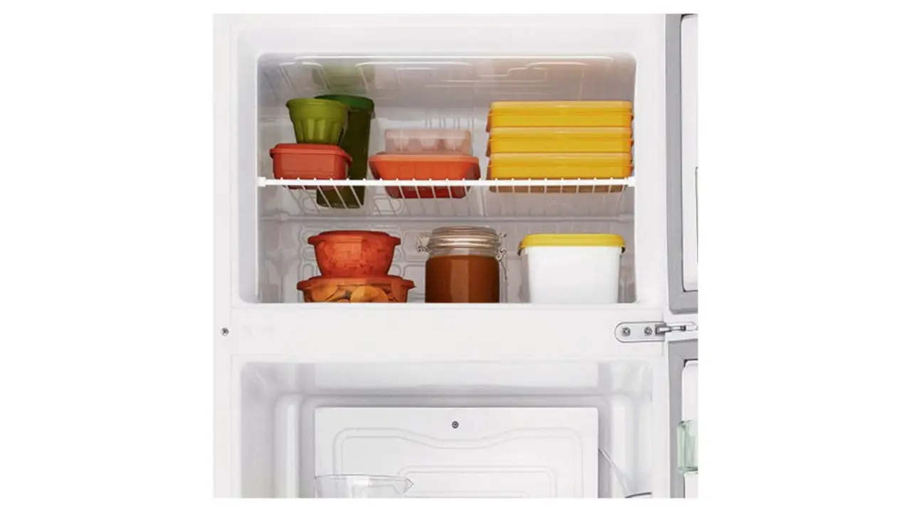 Freezer da geladeira Consul CRD37 com potes de comida no interior