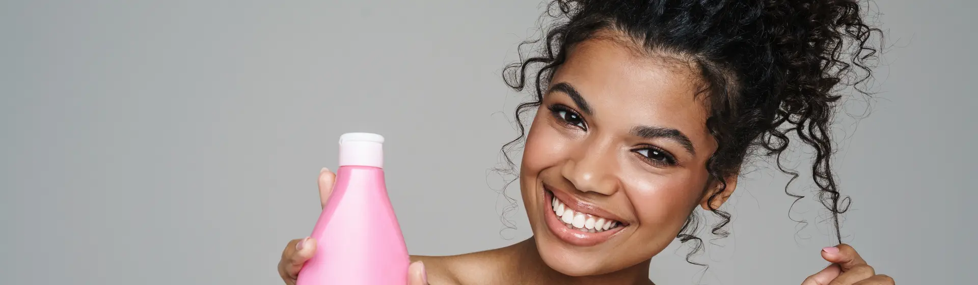 Capa do post: Shampoo para cabelo cacheado: 8 melhores opções do mercado