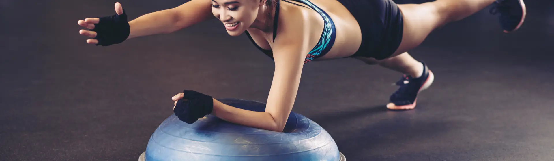 5 exercícios com bola para treinar o corpo todo
