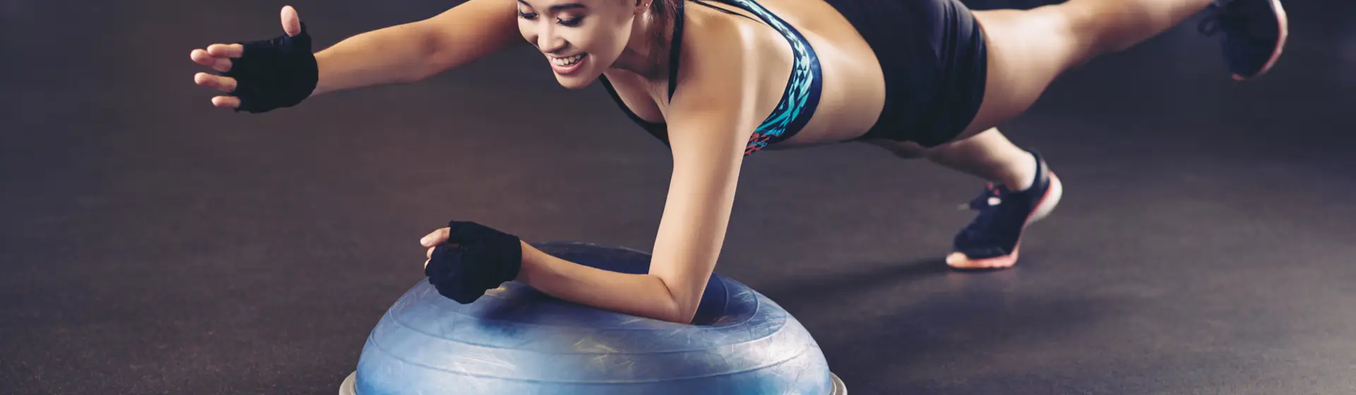 Bosu: por que usar a meia bola? Veja 5 exercícios para fazer com ela