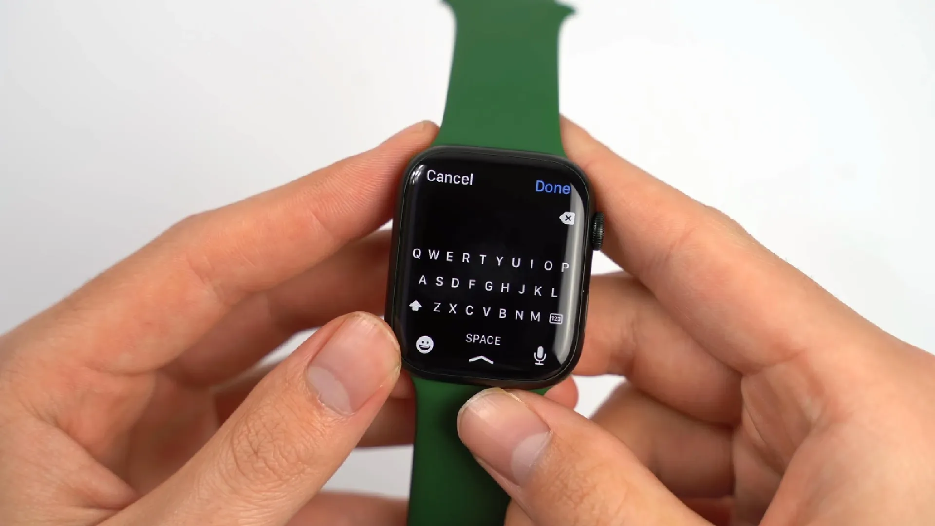 Apple Watch Series 7 verde com display ligado com teclado 