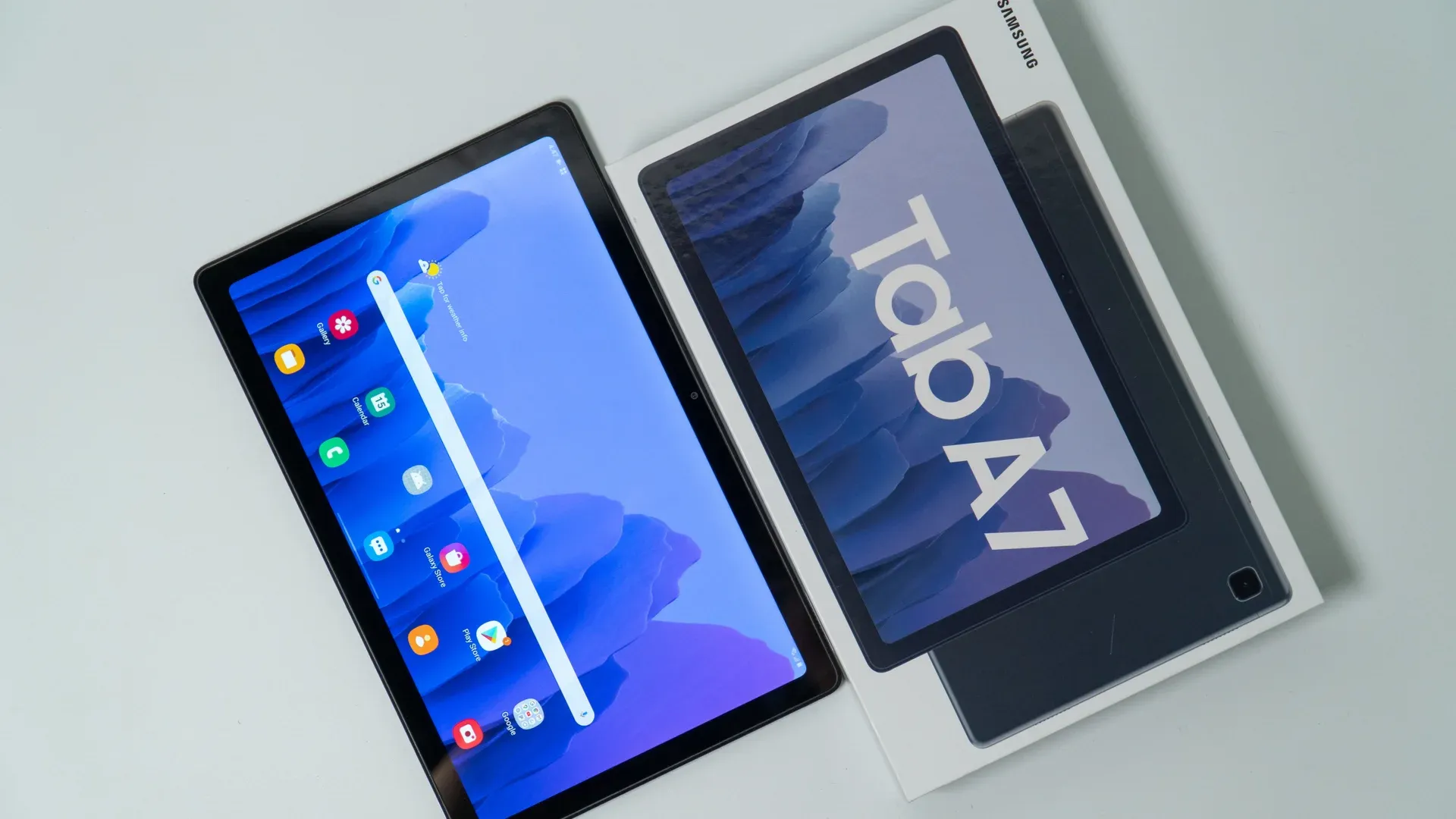 Detalhe do Galaxy Tab A7, um dos melhores tablets custo-benefício, exposto sobre a mesa