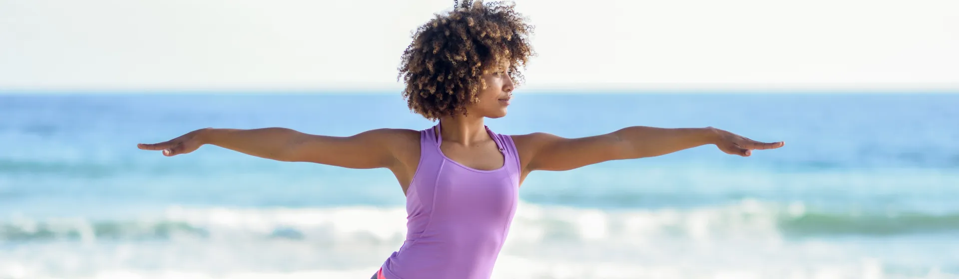 Capa do post: Yoga na praia: o que levar, como se vestir e como praticar?