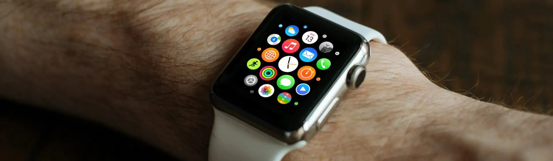 Apple Watch 3 prata com pulseira branca no pulso de homem