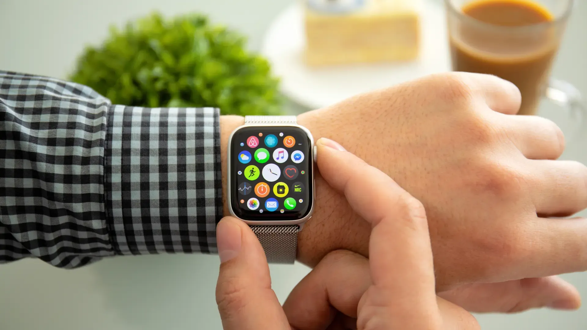 Foto de uma pessoa com o Apple Watch 6 no braço