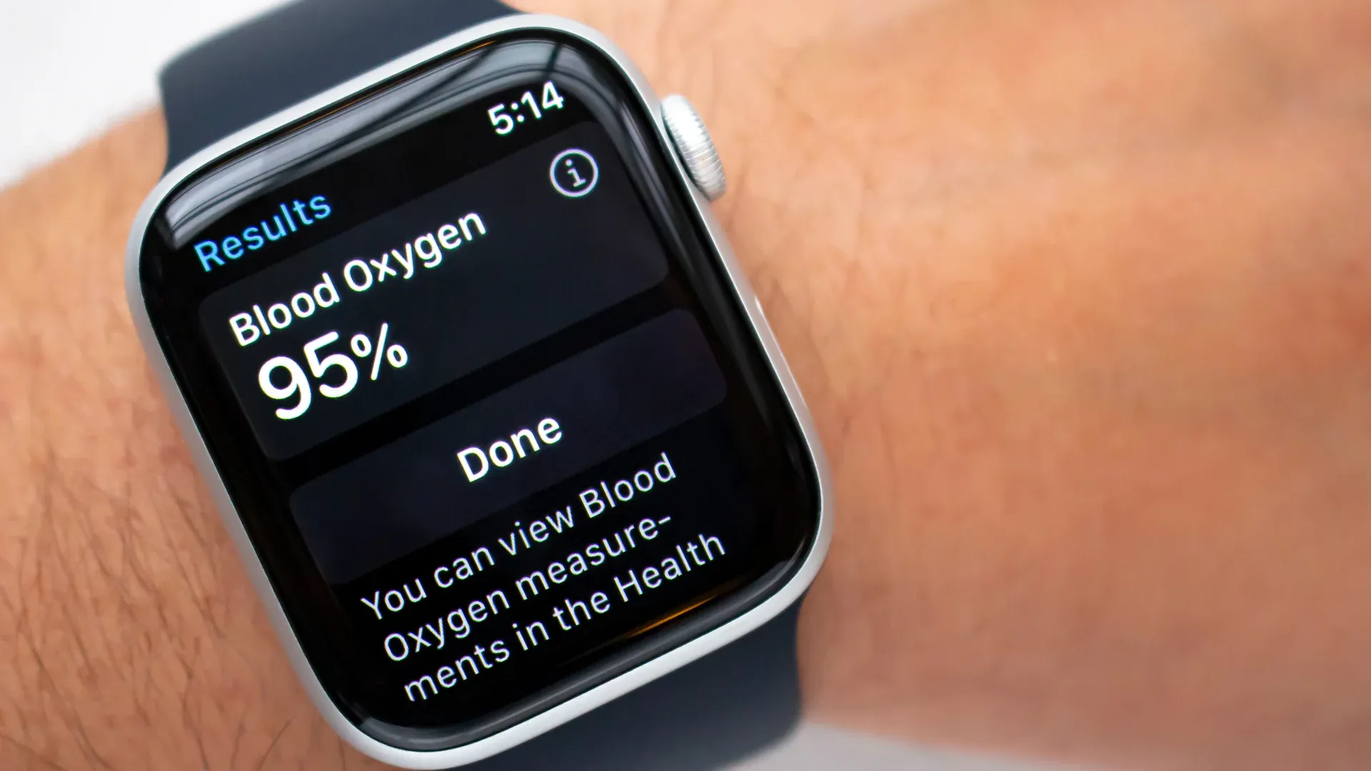 Foto do Apple Watch 6 com o recurso de monitoramento de oxigênio no sangue sendo executado