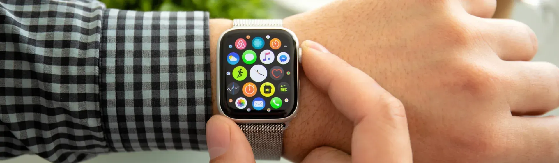 Foto de uma pessoa com o Apple Watch 6 no braço