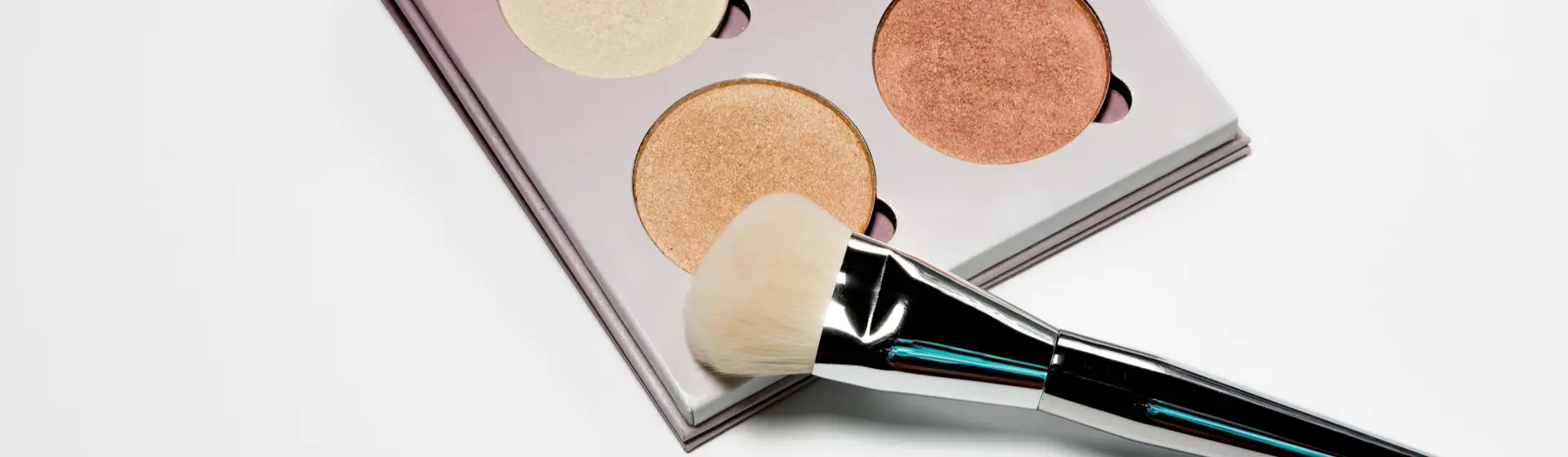 Capa do post: Océane maquiagem: 8 melhores opções de iluminadores da marca