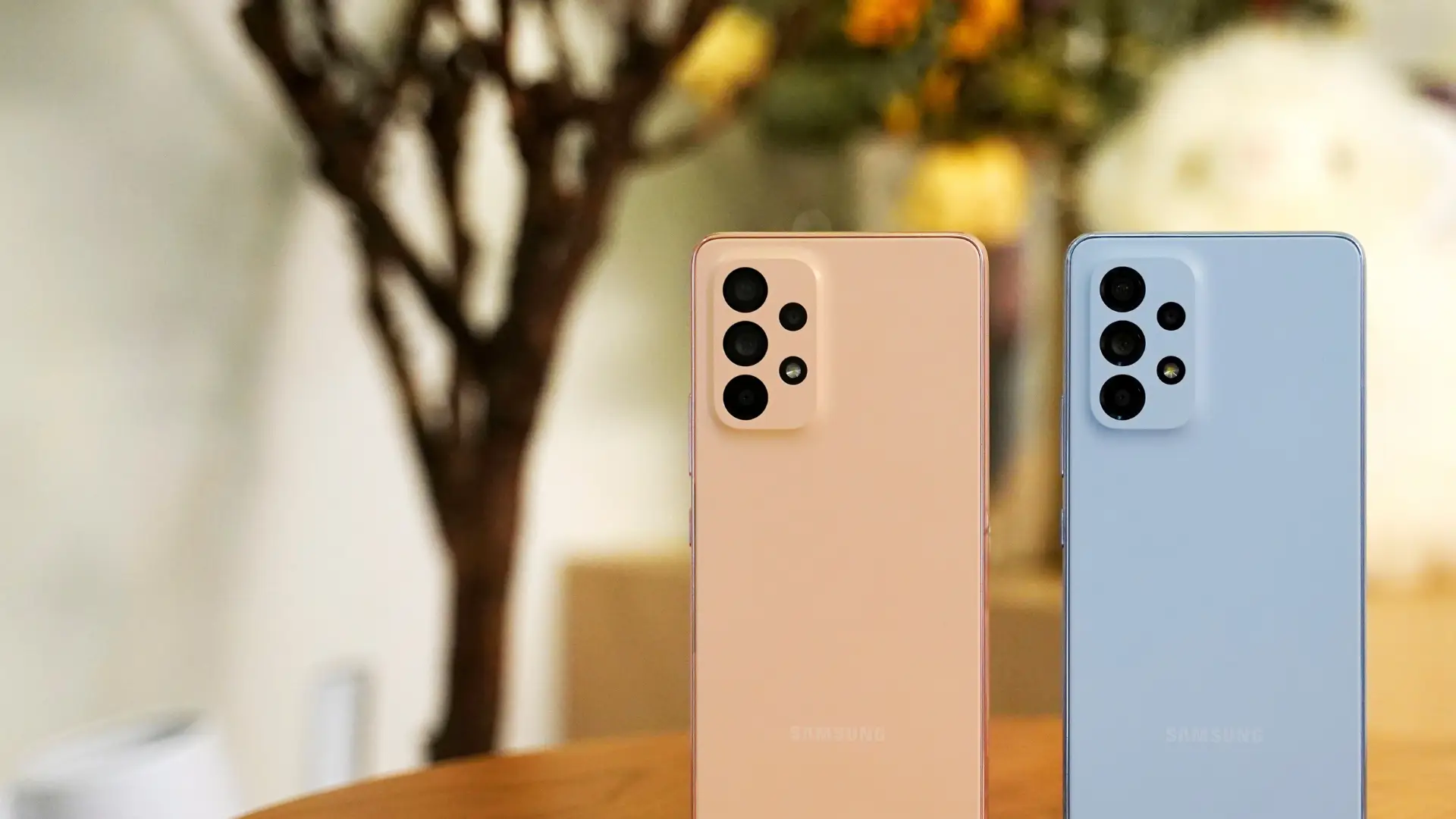 Dois modelos de Galaxy A53 5G lado a lado, um rosa e um azul