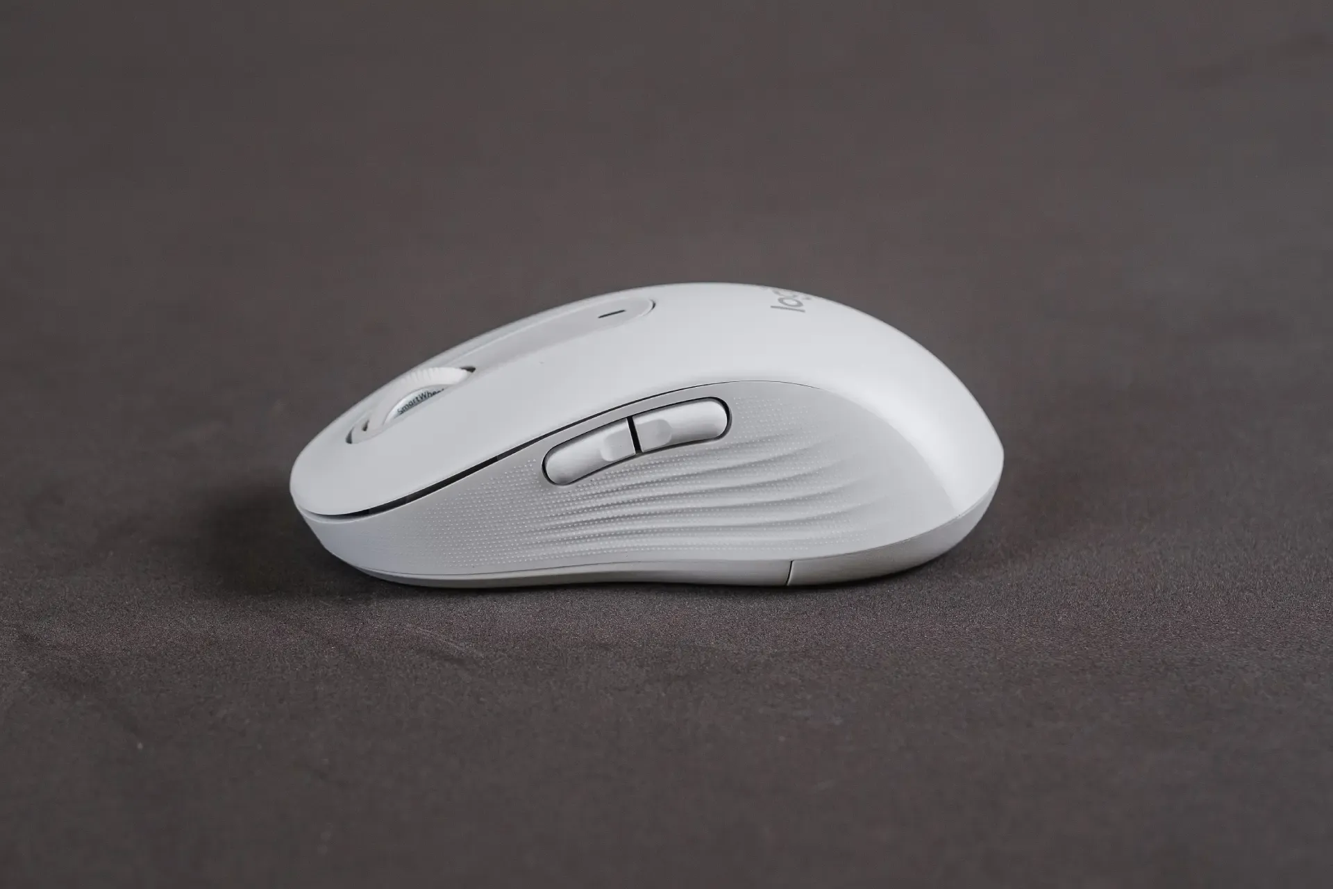 Mouse Logitech M650L branco de lado, mostrando dois botões na lateral