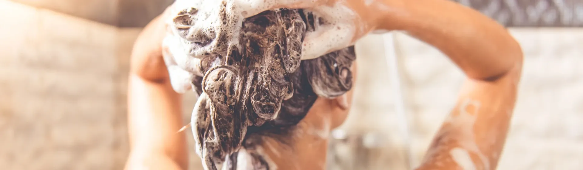 Capa do post: Shampoo antirresíduos: 7 melhores opções para limpar os fios