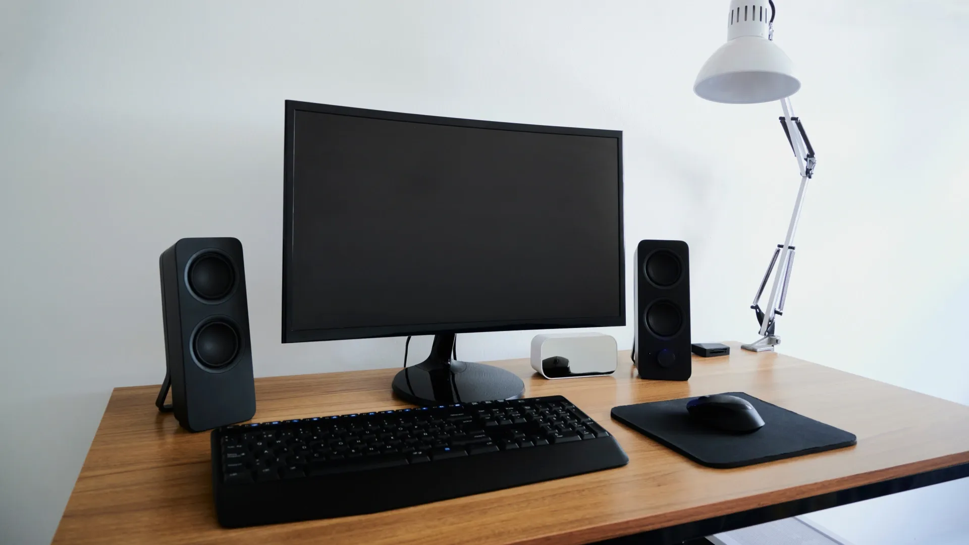 Um monitor para PC em uma mesa de home office como destaque