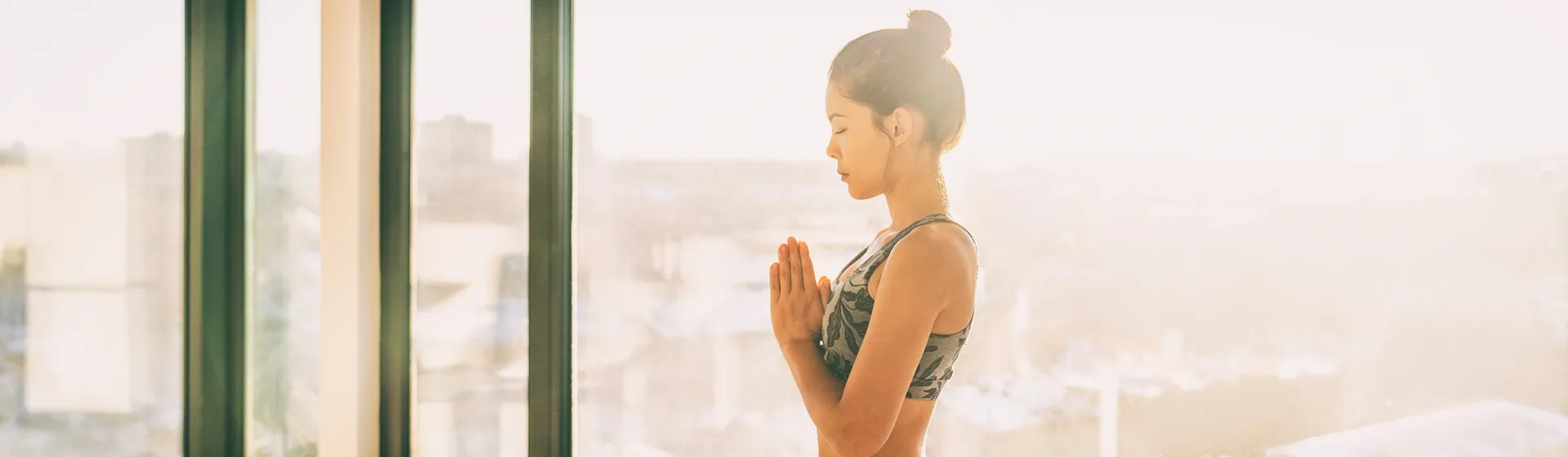 Capa do post: Yoga matinal: por que vale a pena fazer a prática de manhã?