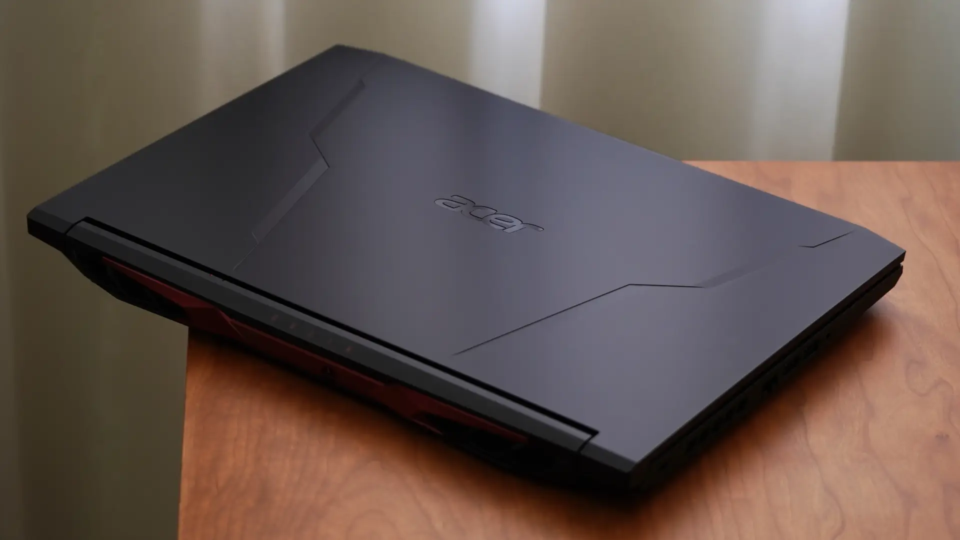 Notebook Acer Aspire Nitro 5 com destaque na tampa frontal
