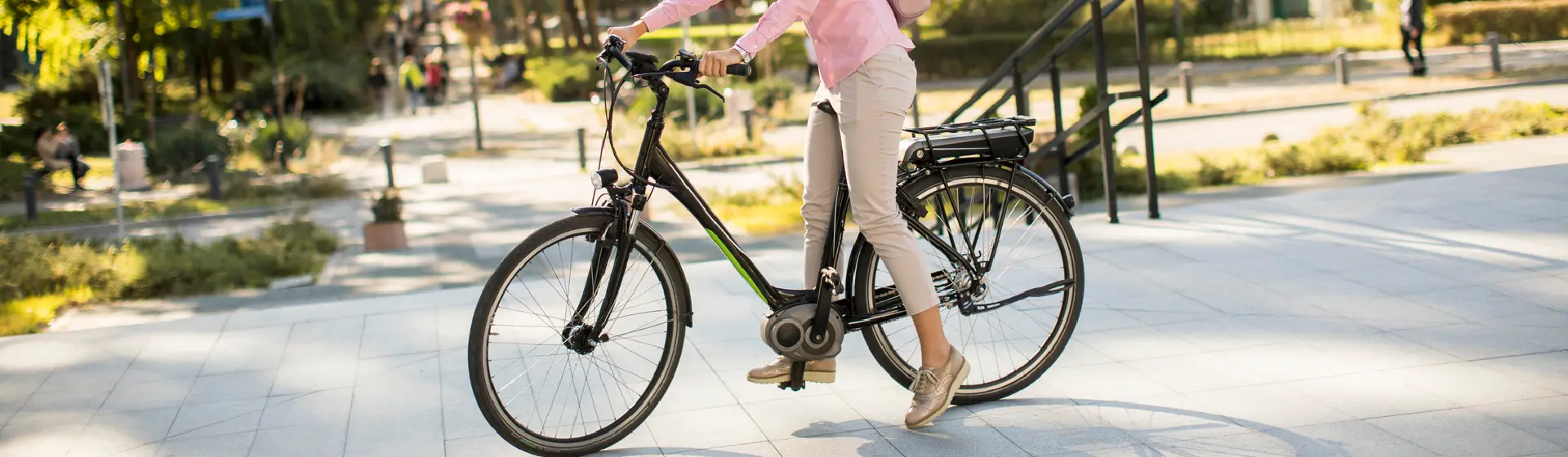 close em mulher andando de bicicleta elétrica em uma praça