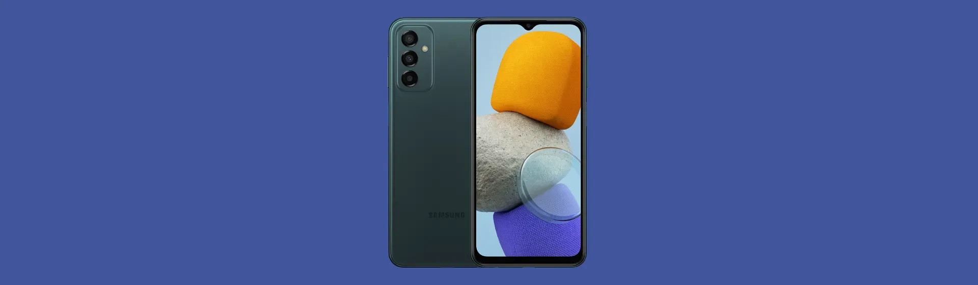 Traseira do Samsung Galaxy M23 5G ao lado da sua tela em fundo azul