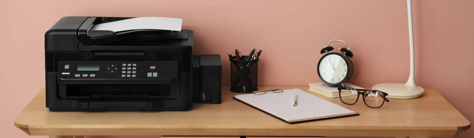 Uma impressora jato de tinta em uma mesa de home office